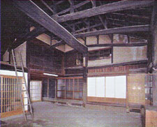 店舗部・東棟(土間)内部