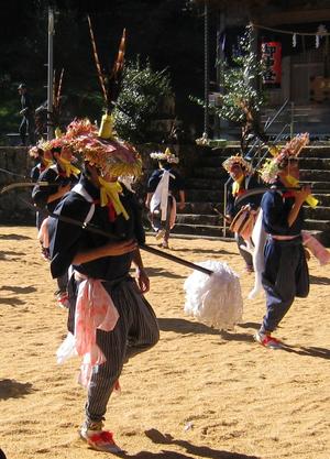 白倉花取踊りの様子