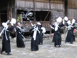 四ツ白太刀踊りの様子
