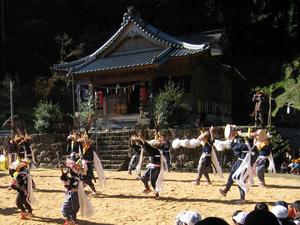 白倉花取踊りの様子