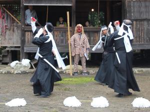 四ツ白太刀踊りの様子