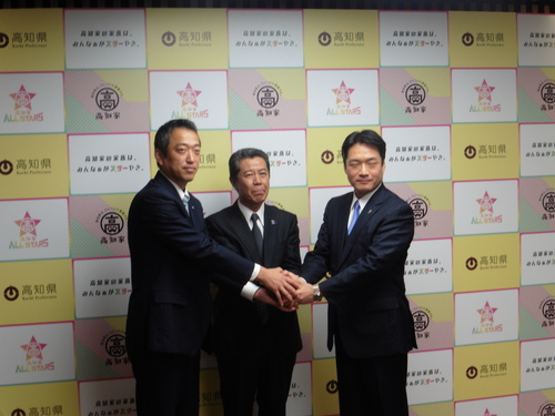 堀見町長（左）小原代表取締役（中）尾崎知事（右）